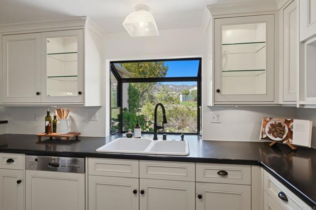 Detail Gallery Image 15 of 39 For 1754 Lorraine Pl, Escondido,  CA 92026 - 3 Beds | 2 Baths