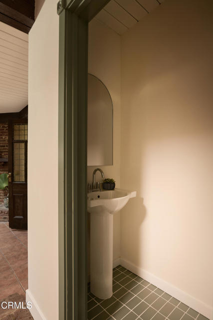 Detail Gallery Image 13 of 61 For 6900 Lurline Ave, Los Angeles,  CA 91306 - 6 Beds | 5 Baths