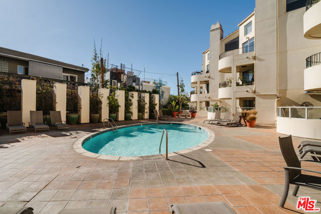 255 Main Street, Venice CA: https://media.crmls.org/mediaz/bc11b0e2-7a56-4611-a069-b9ec477c5f0a.jpg