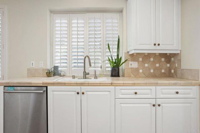 Detail Gallery Image 5 of 38 For 5174 Berryessa St, Oceanside,  CA 92056 - 4 Beds | 3 Baths