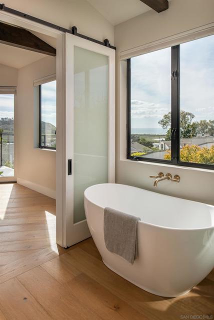 12994 Via Esperia, Del Mar CA: https://media.crmls.org/mediaz/bc13de82-ea55-48f7-9e3f-7af62521106e.jpg