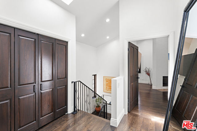 1110 N Beverly Glen Boulevard, Los Angeles CA: https://media.crmls.org/mediaz/bc148d62-2533-4b82-98f1-dbc0386311c5.jpg