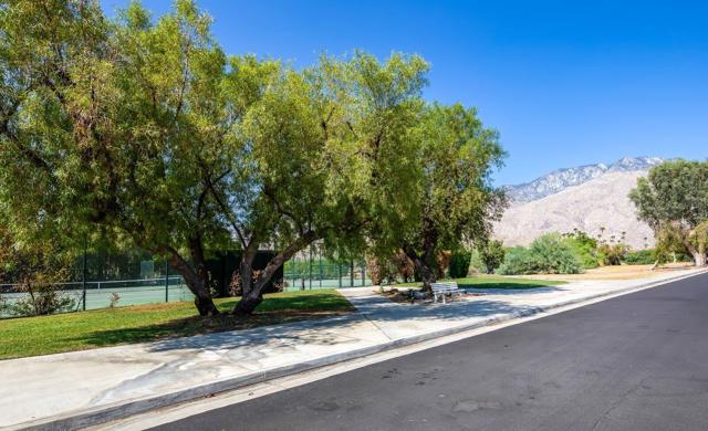 2113 Sunshine Way, Palm Springs CA: https://media.crmls.org/mediaz/bc1571c6-4204-49f4-8f80-4a9e24137f4d.jpg