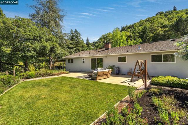 3402 Goyak Dr, Lafayette CA: https://media.crmls.org/mediaz/bc15dd6b-d2d0-4424-98a4-434934ad4e66.jpg