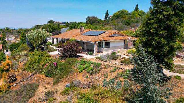 Detail Gallery Image 3 of 52 For 2382 Mirador, Vista,  CA 92084 - 3 Beds | 2/1 Baths