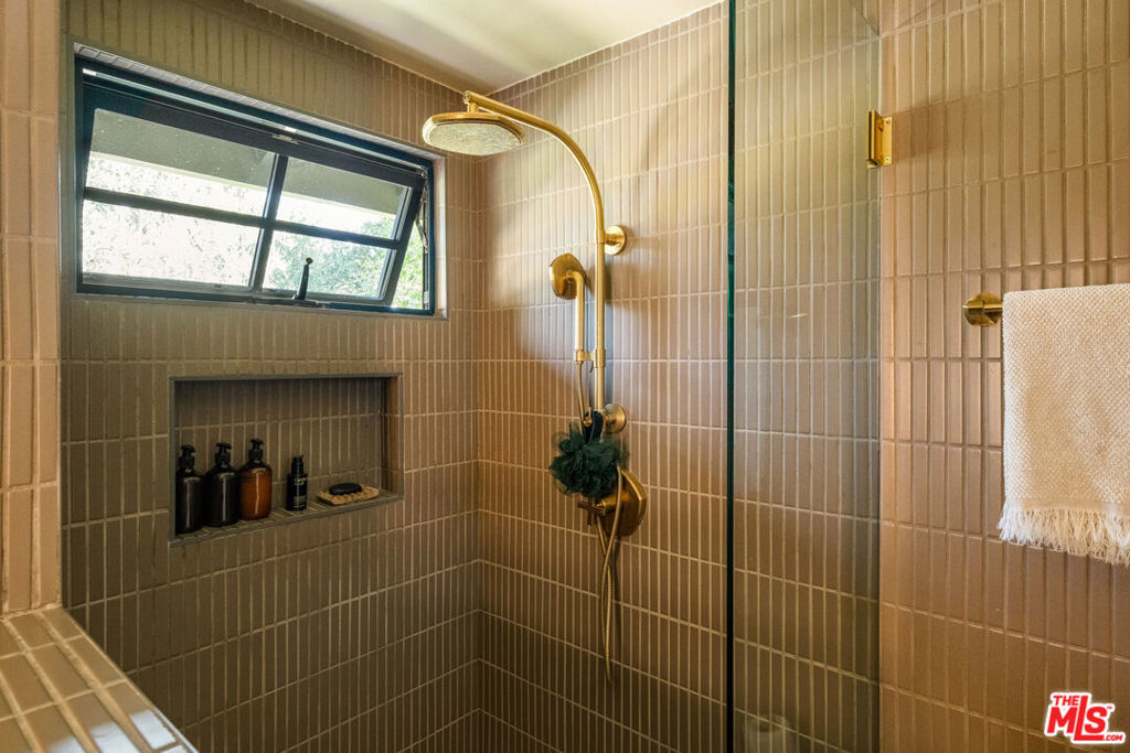https://media.crmls.org/mediaz/bc167eb7-6cbd-4013-b6f9-c8dc62ee0148.jpg?preset=X-Large