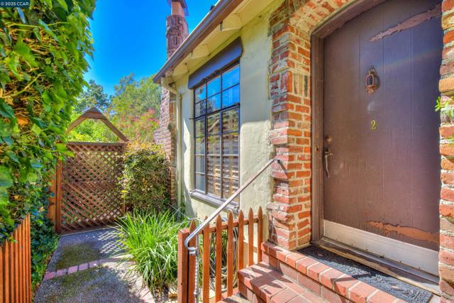 1679 Carmel Dr, Walnut Creek CA: https://media.crmls.org/mediaz/bc16a05c-ff0c-439e-abc2-b13c496ddad9.jpg