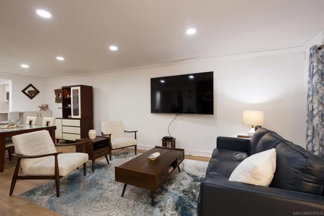 8880 Villa La Jolla Dr, La Jolla CA: https://media.crmls.org/mediaz/bc16ae25-0b9e-4bec-9e9c-a0f0cb1735e6.jpg