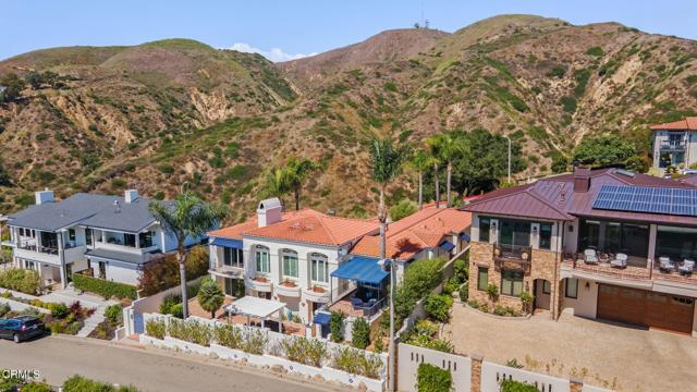 518 Lincoln Drive, Ventura CA: https://media.crmls.org/mediaz/bc177087-09ac-41f7-8a37-09baaa4d1144.jpg