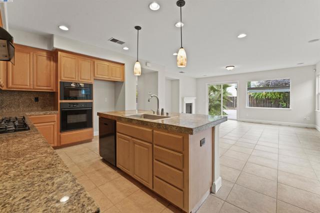 204 Daylily Ln, Patterson CA: https://media.crmls.org/mediaz/bc179c86-15ce-4ee1-93cd-4275e166f369.jpg