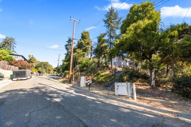 9560 Alcala Avenue, Oakland CA: https://media.crmls.org/mediaz/bc1868f2-b34f-48ff-984a-70649bdfe875.jpg