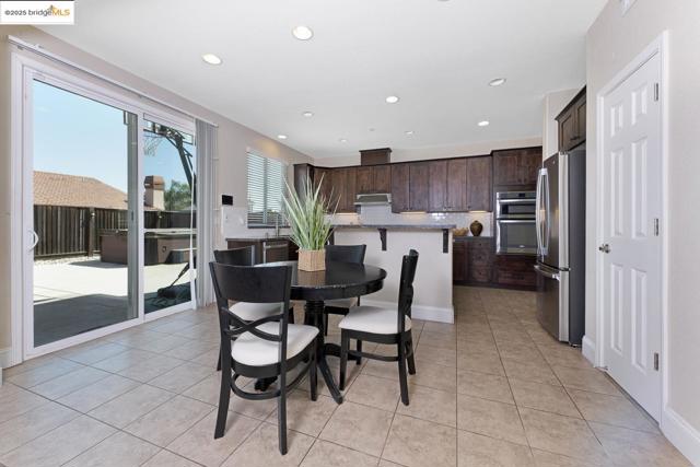 1604 Coventry Dr, Oakley CA: https://media.crmls.org/mediaz/bc194efd-9720-42bb-82bd-fd0563b3c259.jpg