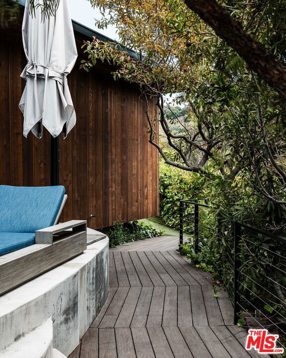 2532 Canyon Oak Dr, Los Angeles CA: https://media.crmls.org/mediaz/bc1a0b25-0634-43c7-b0ea-e595c7c3a0a3.jpg