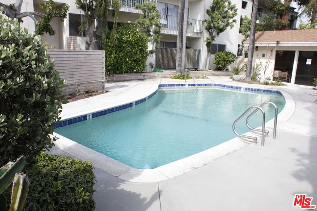 10240 Camarillo Street, Toluca Lake CA: https://media.crmls.org/mediaz/bc1b64d8-153d-4497-8795-3c5d4ad808ce.jpg