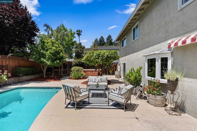 3628 Portsmouth Ct, Pleasanton CA: https://media.crmls.org/mediaz/bc1d661e-18b9-4e99-97c9-89c35bd1af5b.jpg