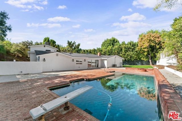 4800 Topeka Drive, Tarzana CA: https://media.crmls.org/mediaz/bc1d9291-a8c6-49c3-8004-4ac0684796be.jpg