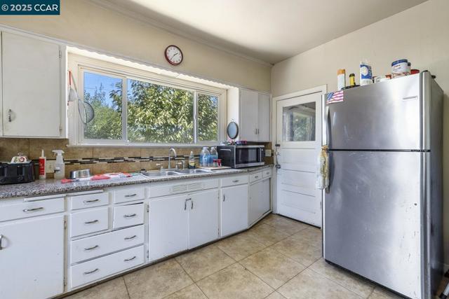935 E Yosemite Ave, Madera CA: https://media.crmls.org/mediaz/bc1ded59-3589-406a-bfdd-b0056505deb2.jpg