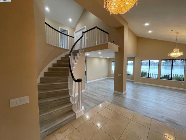 706 Widgeon St, Foster City CA: https://media.crmls.org/mediaz/bc1e9018-2a96-4b9e-8811-08c452c65689.jpg