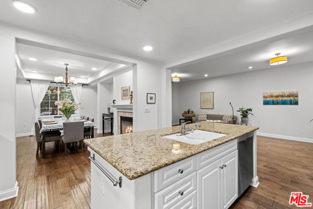 12975 Agustin Place, Playa Vista CA: https://media.crmls.org/mediaz/bc1ea6bf-e5ec-4ac4-bb73-4fafcbe9fca9.jpg