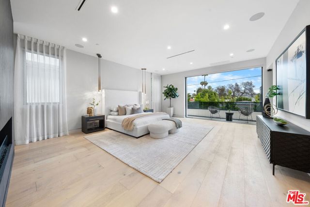 842 N Orange Grove Avenue, Los Angeles CA: https://media.crmls.org/mediaz/bc1ffd17-8321-44c4-abb1-1a7f1639144a.jpg