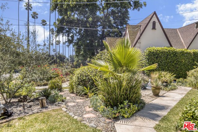 991 Palm Terrace, Pasadena CA: https://media.crmls.org/mediaz/bc208f79-b42b-41a3-b7c0-dbbdd26f738b.jpg