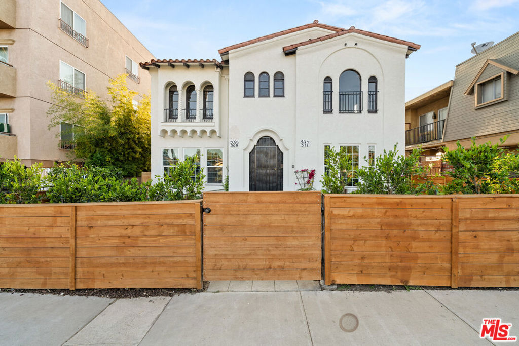 1/2 N Hobart Boulevard