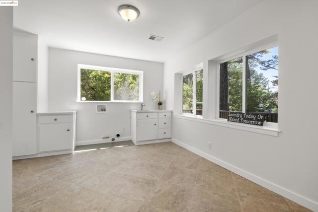 6537 Aitken Dr, Oakland CA: https://media.crmls.org/mediaz/bc2122a3-3bcd-4909-834a-3c9139bb429a.jpg
