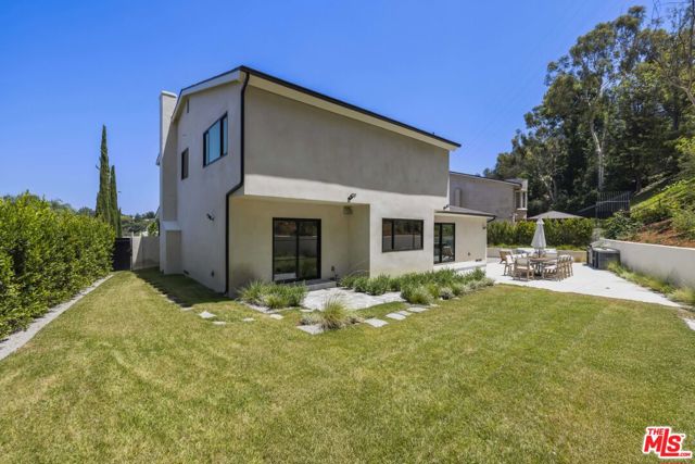 11268 Dona Lola Drive, Studio City CA: https://media.crmls.org/mediaz/bc21b98b-a92b-4bce-9c90-5a1177604b52.jpg
