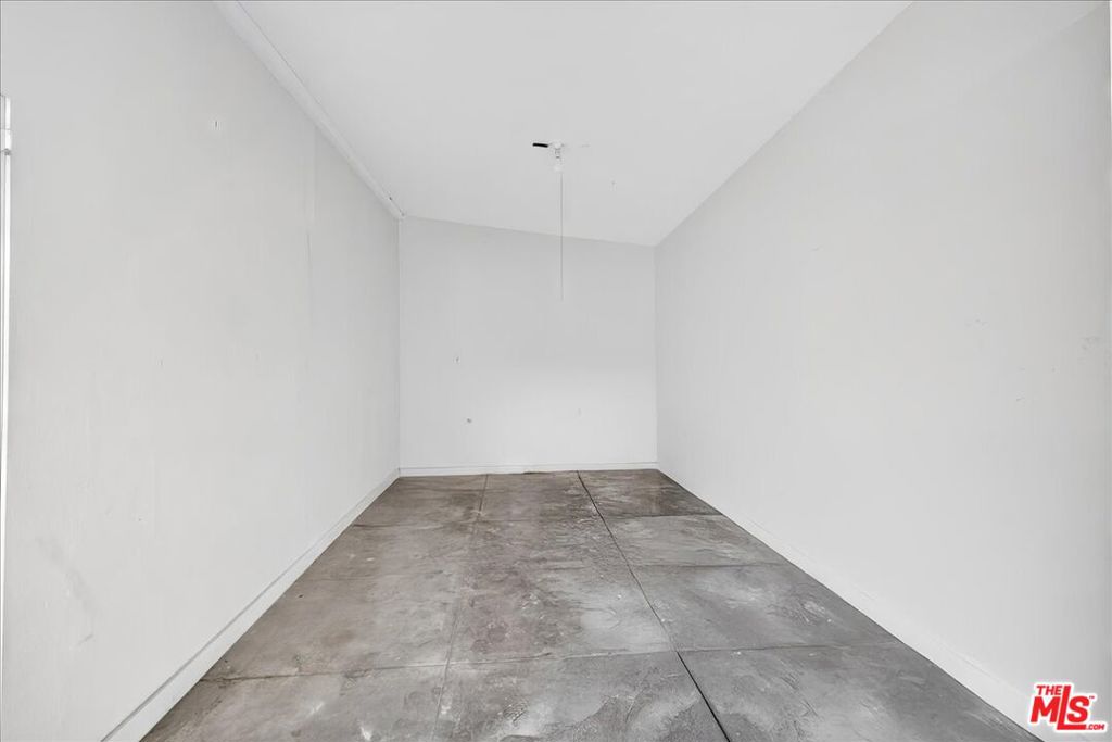 https://media.crmls.org/mediaz/bc2265de-2ef1-4edd-9ef5-fd3e149b1be9.jpg?preset=X-Large