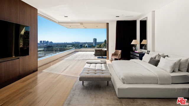 1305 Collingwood Place, Los Angeles CA: https://media.crmls.org/mediaz/bc23895b-cac2-4d28-8214-f5f273551f68.jpg
