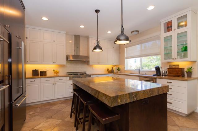 2537 Carriagedale Row, La Jolla CA: https://media.crmls.org/mediaz/bc238c40-8195-4b11-85b9-0f07388cc80d.jpg