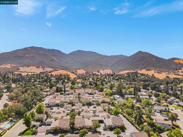 4 Mt Wilson Way, Clayton CA: https://media.crmls.org/mediaz/bc23b56c-97d5-487a-abb9-64e4d86bf12f.jpg