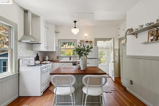 6521 Herzog St, Oakland CA: https://media.crmls.org/mediaz/bc24def4-5a89-44b5-9a04-75ec074adc9d.jpg