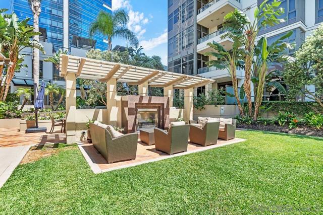 700 W E St, San Diego CA: https://media.crmls.org/mediaz/bc255eb0-3283-40fd-a0ec-0c34a1be33ef.jpg