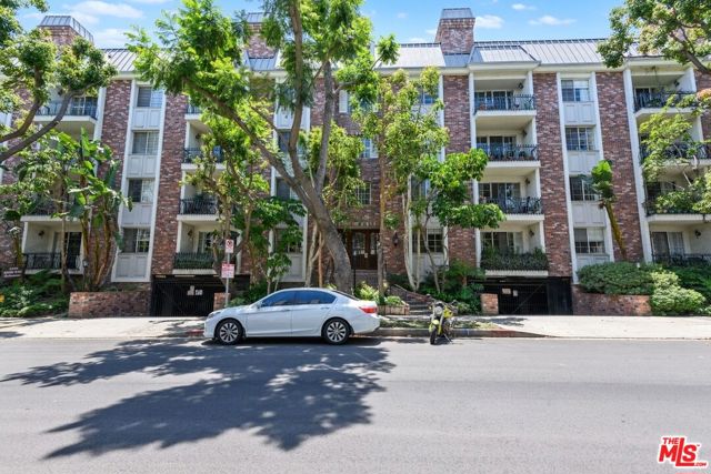 1375 Kelton Avenue, Los Angeles CA: https://media.crmls.org/mediaz/bc256d84-ec3f-4f07-b651-b4eca9b8cf66.jpg