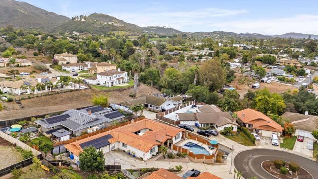 1918 Odell Cir, Vista CA: https://media.crmls.org/mediaz/bc26aa91-7ef7-4c28-9a1c-9bb8743e9d68.jpg