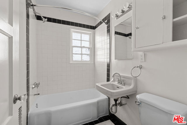 148 S Mccarty Drive, Beverly Hills CA: https://media.crmls.org/mediaz/bc27029a-4995-4b66-bf87-de6cff48d7f8.jpg