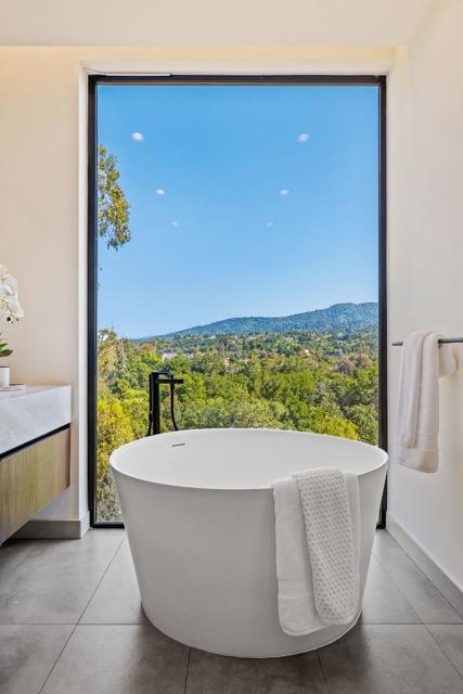 25251 La Rena Lane, Los Altos Hills CA: https://media.crmls.org/mediaz/bc2812a6-6473-4ac2-9b4b-be325ff83aca.jpg