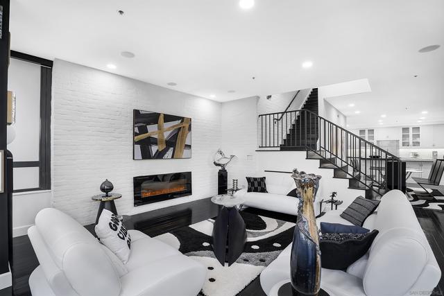 700 Front St, San Diego CA: https://media.crmls.org/mediaz/bc283a04-72cd-4324-9ea0-b308b183ebe4.jpg