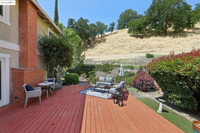 2353 Benham Ct, Walnut Creek CA: https://media.crmls.org/mediaz/bc2a9ca2-66c7-483e-8a51-f374c9c9c568.jpg