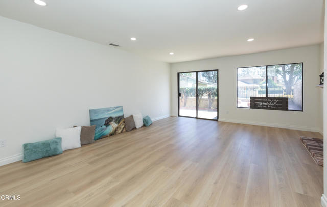 Detail Gallery Image 10 of 28 For 838 Sandberg Ln, Ventura,  CA 93003 - 2 Beds | 2 Baths