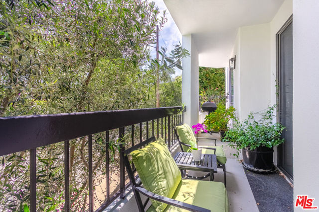 9033 Vista Grande Street, West Hollywood CA: https://media.crmls.org/mediaz/bc2ad364-077e-4094-b9a5-8cedae8b10a8.jpg