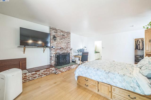 7525 Circle Hill Dr, Oakland CA: https://media.crmls.org/mediaz/bc2b808b-4824-4069-b7e6-78dd4febe170.jpg