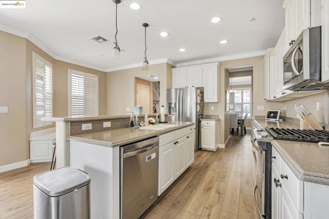 877 Boone Dr, Brentwood CA: https://media.crmls.org/mediaz/bc2bd9b5-e818-4273-ba41-8cad96e9917a.jpg