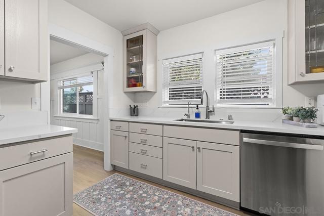 311 B Ave, Coronado CA: https://media.crmls.org/mediaz/bc2c35fe-459b-46d6-ac33-e90441a107dd.jpg