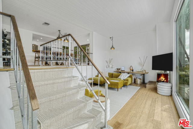 657 Mildred Avenue, Venice CA: https://media.crmls.org/mediaz/bc2c4663-b28c-4980-9d23-babc02b4f674.jpg