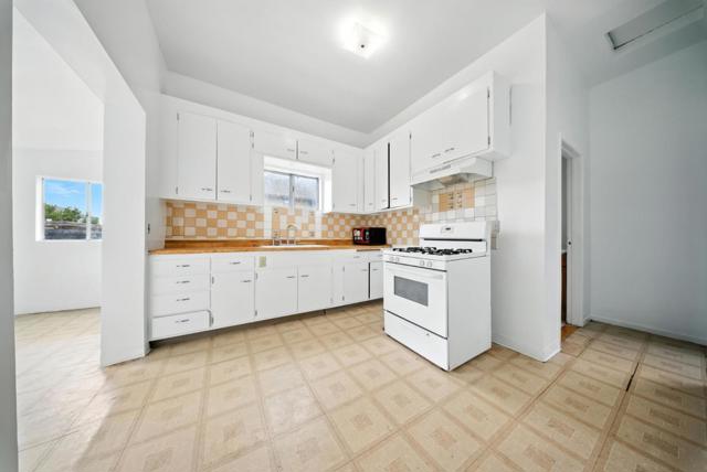 943 26th Street, Oakland CA: https://media.crmls.org/mediaz/bc2c658c-1a3f-4a37-a7e6-070dcfcc547b.jpg