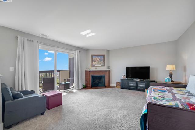 21083 Gary Dr, Hayward CA: https://media.crmls.org/mediaz/bc2c7c4a-5aa3-4ea0-90a9-4e905a739c45.jpg