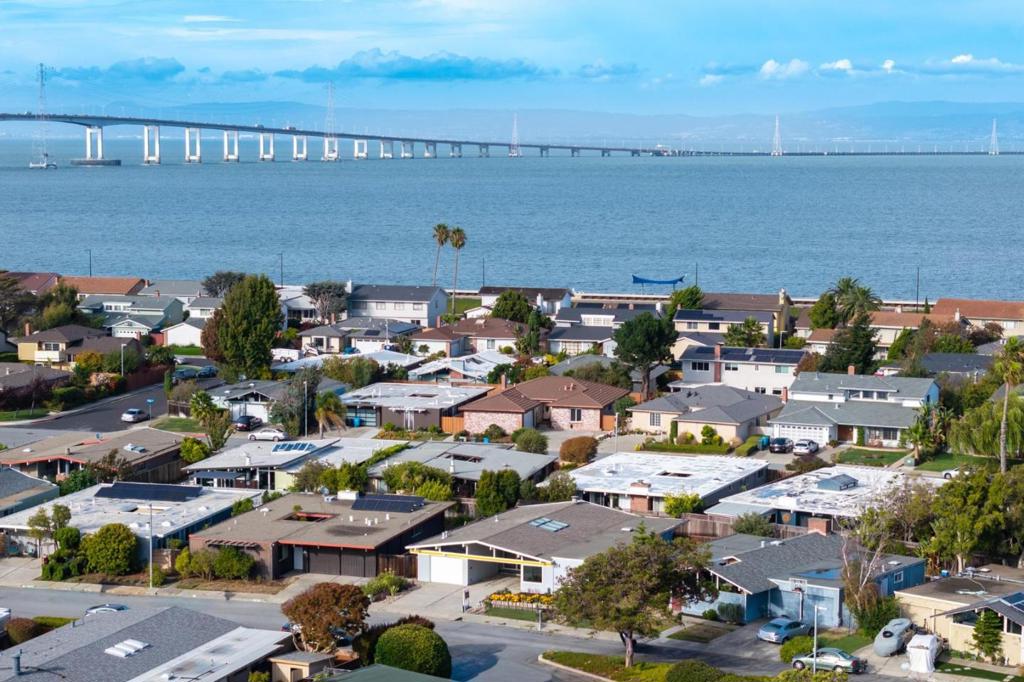https://media.crmls.org/mediaz/bc2ccb5f-3568-4d15-abf6-e897261033dd.jpg?preset=X-Large