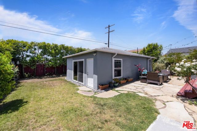 3551 S Bentley Avenue, Los Angeles CA: https://media.crmls.org/mediaz/bc2cd0aa-fad3-47bd-a33e-0a31c9ab5db8.jpg